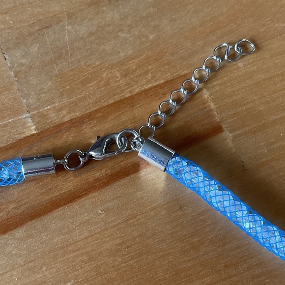 NWOT BLUE Net White Crystals Necklace - Picture 4 of 6